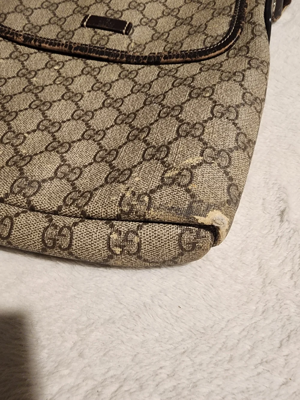 Gucci GG Supreme Canvas and Leather Shoulder Bag (model 223666) - Picture 3 of 16